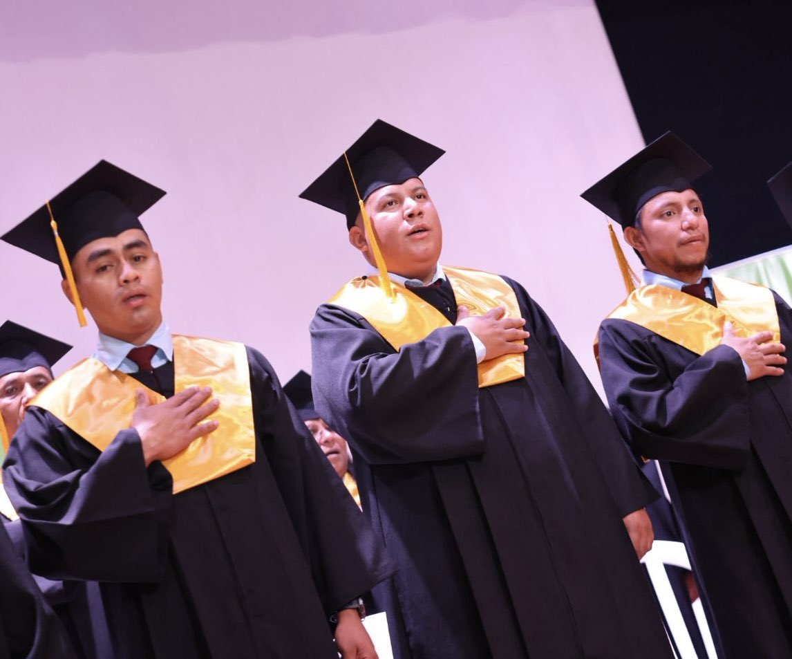 🎓 celebramos con orgullo a nuestros colaboradores municipales que culminan sus estudios de tercero básico y bachillerato.

Ustedes demuestran que siempre es un buen momento para seguir aprendiendo, que la educación abre puertas y transforma vidas.

Este logro representa nuevas