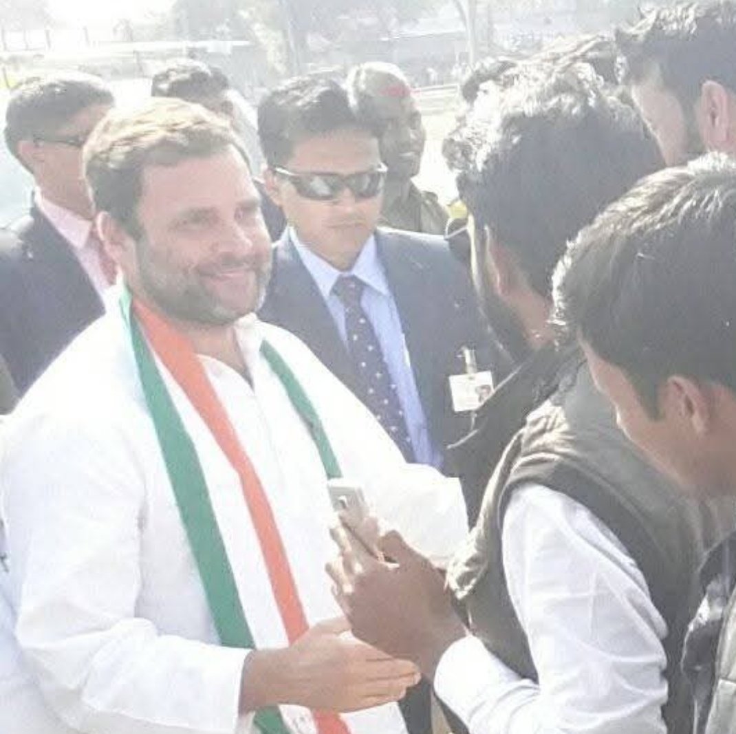 AbhisheknirajRG's tweet image. हम कांग्रेस पार्टी के साथ हैं और हमेशा रहेंगे। हमारे नेता आदरणीय @RahulGandhi जी हैं, जिनकी विचारधारा और संघर्ष हमें देश व समाज की सेवा के लिए निरंतर प्रेरित करते हैं।