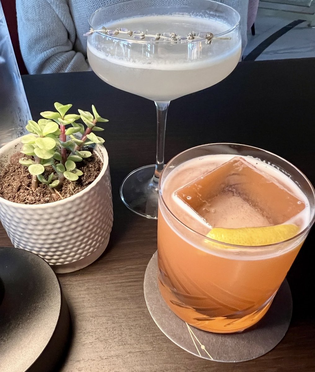 ThemeParkShark's tweet image. 🚨 NEW OFFERING: Bar Helios at Universal Helios Grand Hotel is now offering HAPPY HOUR! 🥂 “Golden Hour” is offered Monday-Thursday 4pm-5:30pm with food and drink specials! Perfect spot to enjoy Epic views!