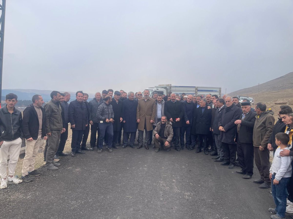 Cumhur İttifakı Ortağımız MHP İl Başkanı Turgay Mert, Merkez İlçe Başkanımız Aytaç Ulutaş, teşkilatlarımız  ve kıymetli hemşehrilerimiz ile birlikte, Bağdeşen köyümüzün misafirleri için özenle hazırladığı köy giriş tabelasının açılışını bugün hep birlikte gerçekleştirdik. Bu