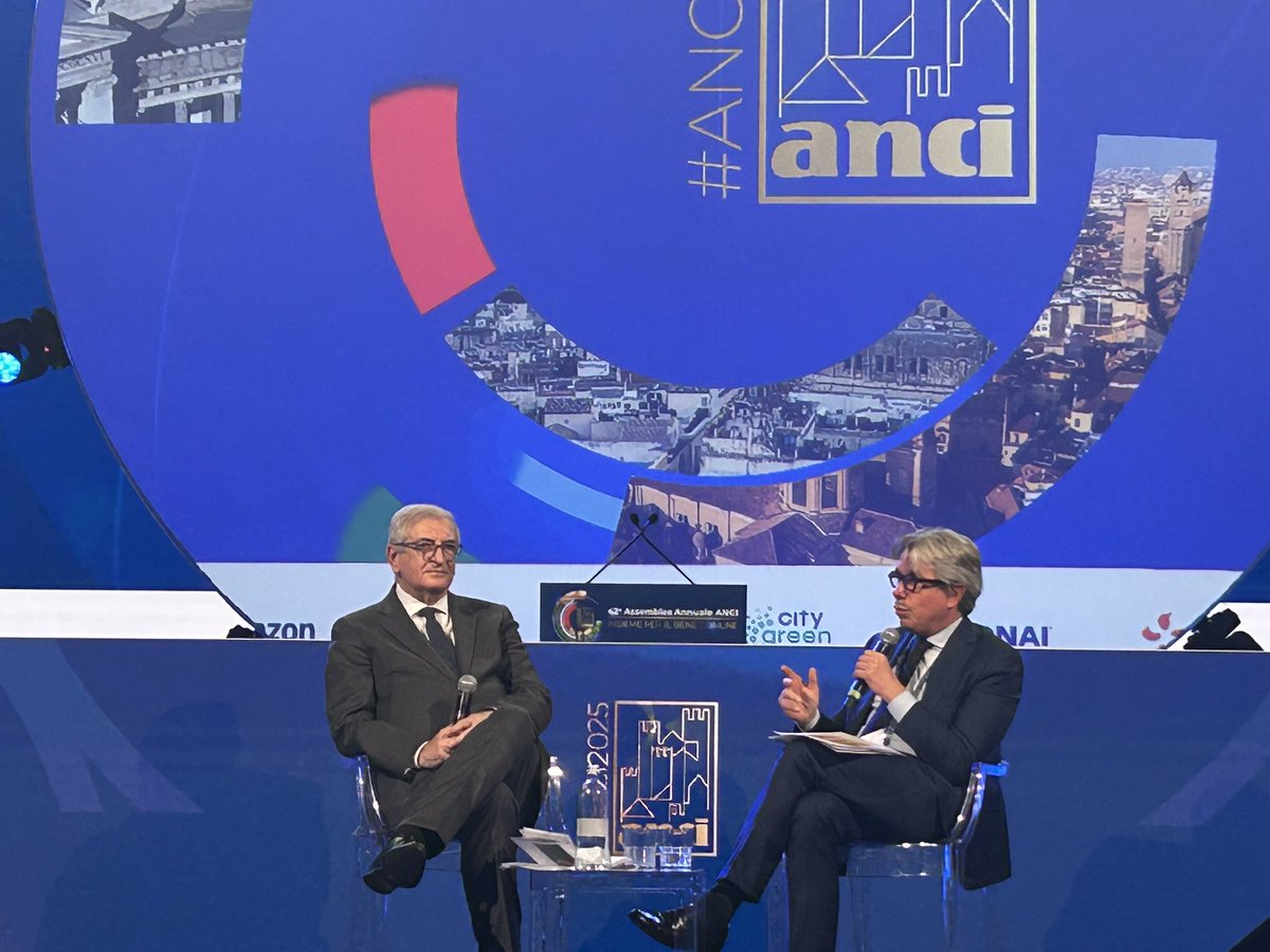 TommasoFoti's tweet image. Alla 42ª Assemblea @comuni_anci insieme ai sindaci di tutta Italia, per un confronto diretto e concreto su come far correre il PNRR. Il Governo Meloni continuerà a garantire il massimo supporto affinché ogni Comune possa completare con successo tutti gli obiettivi prefissati. 🇮🇹