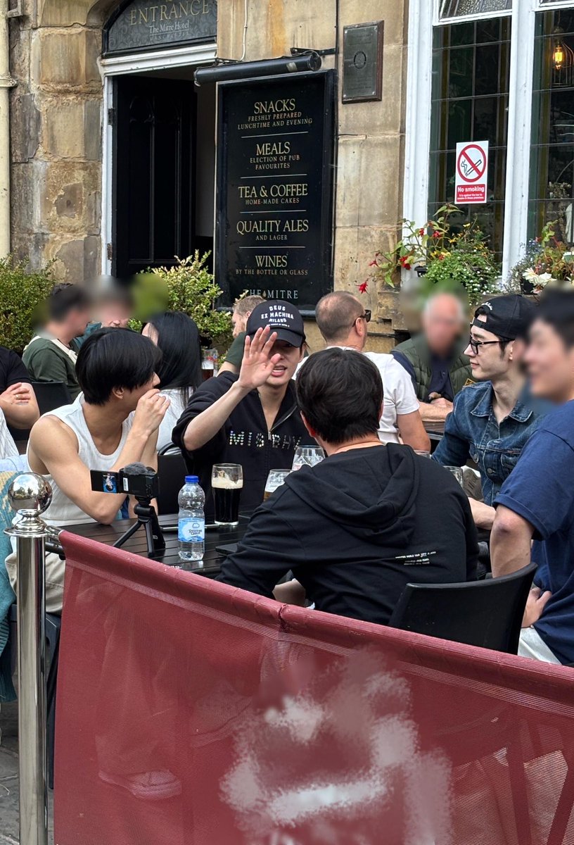 Charlot02655183's tweet image. OP shared the photo she took when she saw Jake, Sunghoon and Jungwon in Manchester after the vlog was released.

cr: 🐰🍒🐑

#JAKE #SUNGHOON #JUNGWON 

OUR GOLDEN LIGHT JAKE 
#23SeasonsWithJAKE
#제이크생일인데_여긴왜앉아있어요
#HAPPY_JAKE_DAY
#엔하이픈_제이크