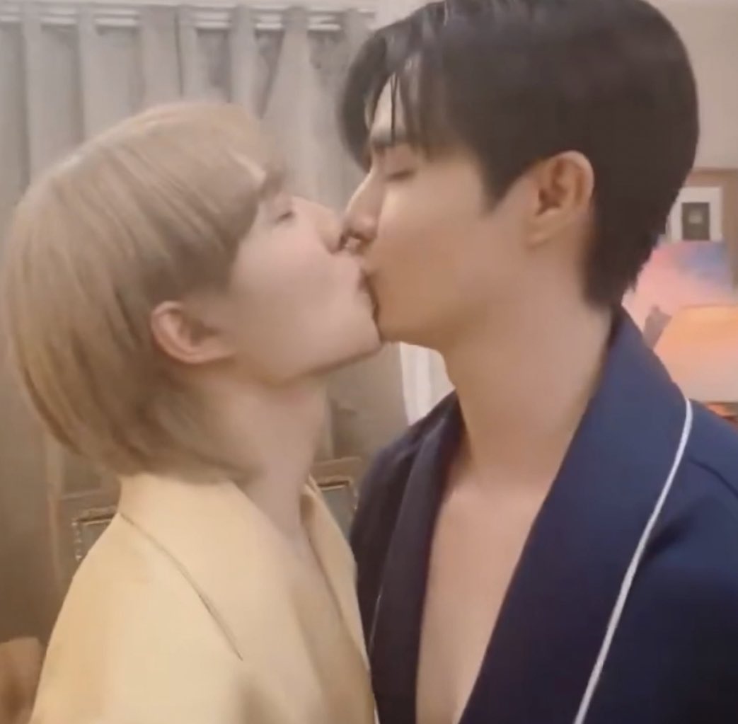 พ่กทำงานกับแฟนมานจุ๊บจิ๊บกันตลอดเวลา😩

TNP HIDDEN CUT
#TheNextPrinceHiddenCut