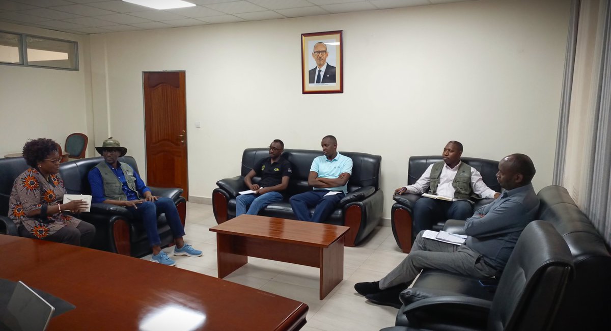 RwandAgriExport's tweet photo. Uyu munsi, Umuyobozi Mukuru wa NAEB @_claudebizimana n’itsinda yari ayoboye basuye Akarere ka @NyabihuDistrict bagirana ibiganiro n’Umuyobozi wako @muanto22, byibanze ku iterambere ry’ibihingwa ngangabukungu. 

Umuyobozi Mukuru wa NAEB kandi yifatanyije n’abahinzi bo mu Murenge wa Rambura mu gutera ingemwe z’icyayi zatubuwe zinahabwa abahinzi binyuze mu mushinga #PSAC ushyirwa mu bikorwa na NAEB, ndetse banasura uruganda rw’icyayi rwa Nyabihu.