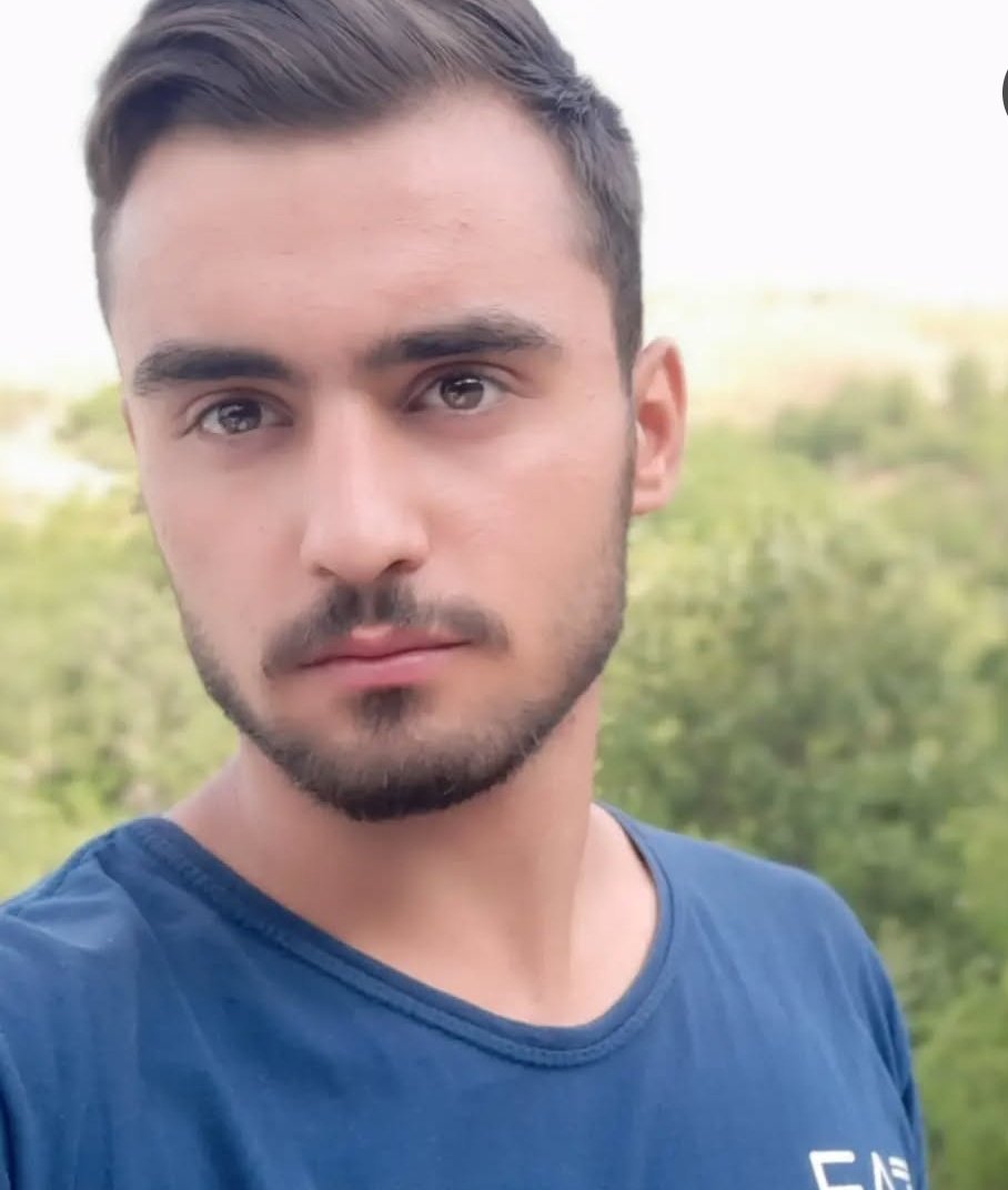 آن روز مادری متلاشی شد. پسر قهرمانش ۲۴ آبان ۱۴۰۱ برای نجات جوانی رفت، ماموران به کمرش شلیک کردند و تیر خلاص به پیشانی‌اش زدند 🖤
#امید_مویدی