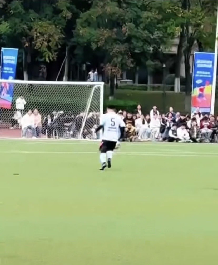 不怕神一样的对手：“球”进了🤣!
请前往油管频道“猩猩摄影社”观看！