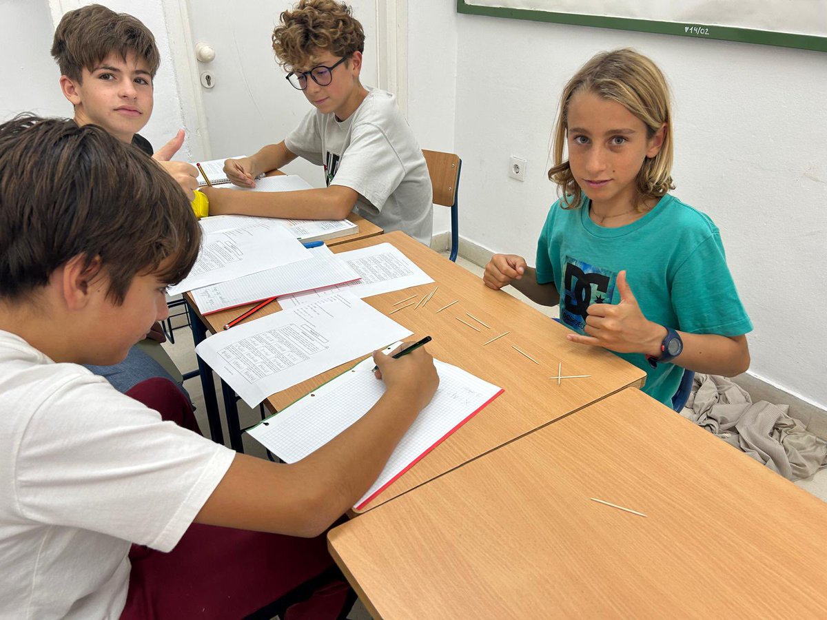Dentro del Plan Lector en 2.º ESO, en Matemáticas hemos realizado una lectura sobre la historia de los números romanos 📖📚.
A continuación, el alumnado ha resuelto retos matemáticos en grupo utilizando palillos con dicha numeración ✏️💡🤝

#PlanLector #Matemáticas