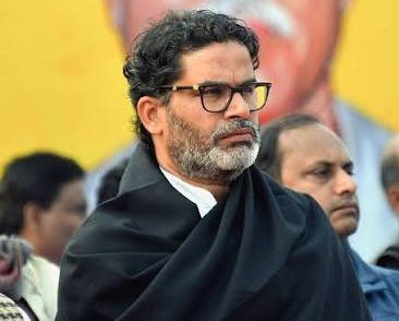 Iamvasifeqbal's tweet image. हाँ, तुम हार गए, प्रशांत !
तुम्हें लगा था कि शिक्षा, स्वास्थ्य, रोज़गार, पलायन और फ़र्ज़ी शराबबंदी जैसे गंभीर मुद्दे जनता को प्रभावित करेंगे? तुम्हें क्या पता, ये सब कोई चुनावी मुद्दा होता है भला!
तुमने सबसे बड़ी गलती यह की कि:
-तुमने जातिवाद नहीं किया।
-तुमने धर्म की राजनीति…