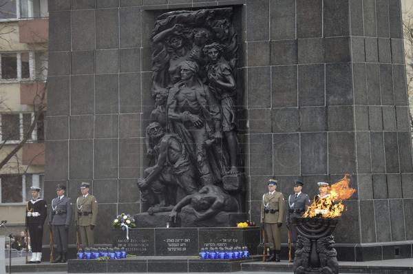 II Guerra Mundial 

85 aniversario del cierre del 'Gueto de Varsovia', donde más de 350.000 judíos fueron recluidos por las autoridades nazis. Fue el gueto más grande de Europa, tanto por su área como por su población. #EFEfototeca