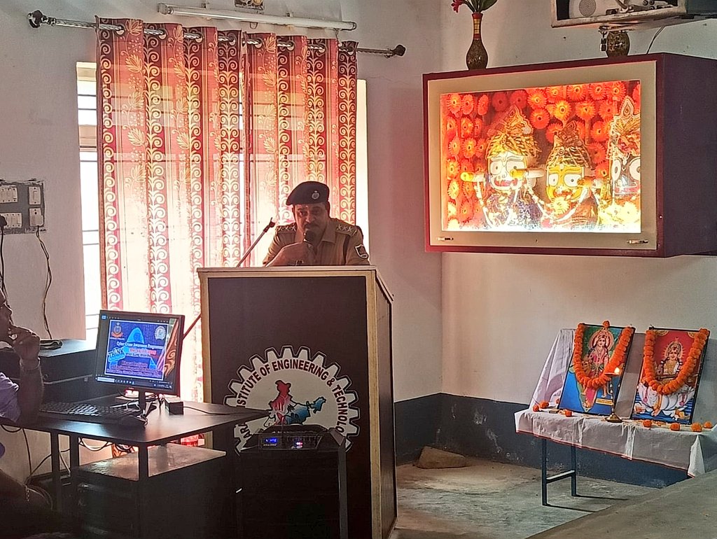 SP_BERHAMPUR's tweet image. Digapahandi PS &amp;amp; Bharat Institute of Engineering &amp;amp; Technology, Mohada join hands to spread cyber awareness! Students learned about cyber threats &amp;amp; digital security, gaining essential knowledge to stay safe online.

#CyberAwareness 
#DigitalSecurity 
#StaySafeOnline