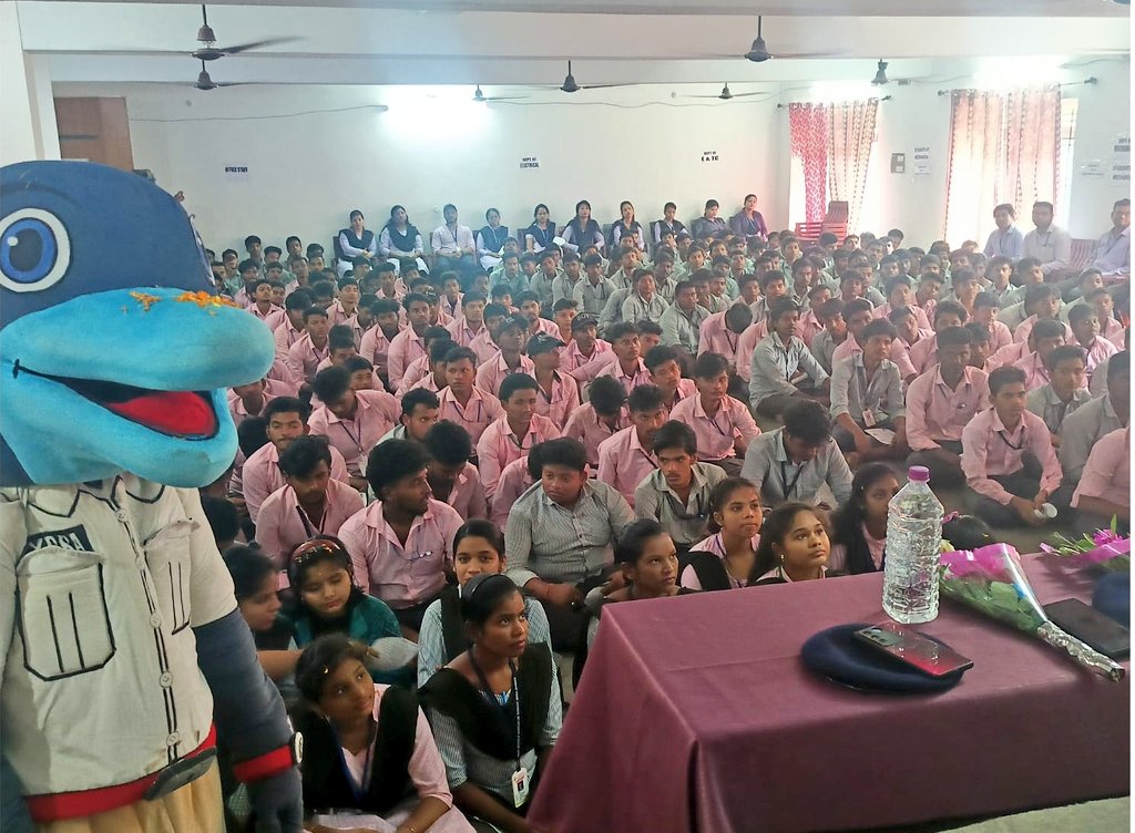 SP_BERHAMPUR's tweet image. Digapahandi PS &amp;amp; Bharat Institute of Engineering &amp;amp; Technology, Mohada join hands to spread cyber awareness! Students learned about cyber threats &amp;amp; digital security, gaining essential knowledge to stay safe online.

#CyberAwareness 
#DigitalSecurity 
#StaySafeOnline