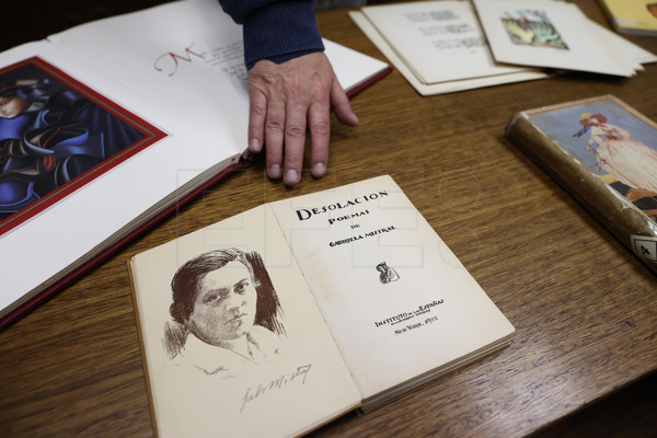Hace 80 años, la chilena Gabriela Mistral recibía el Premio Nobel de Literatura, convirtiéndose en la primera persona latinoamericana en obtener este galardón. #EFEfototeca