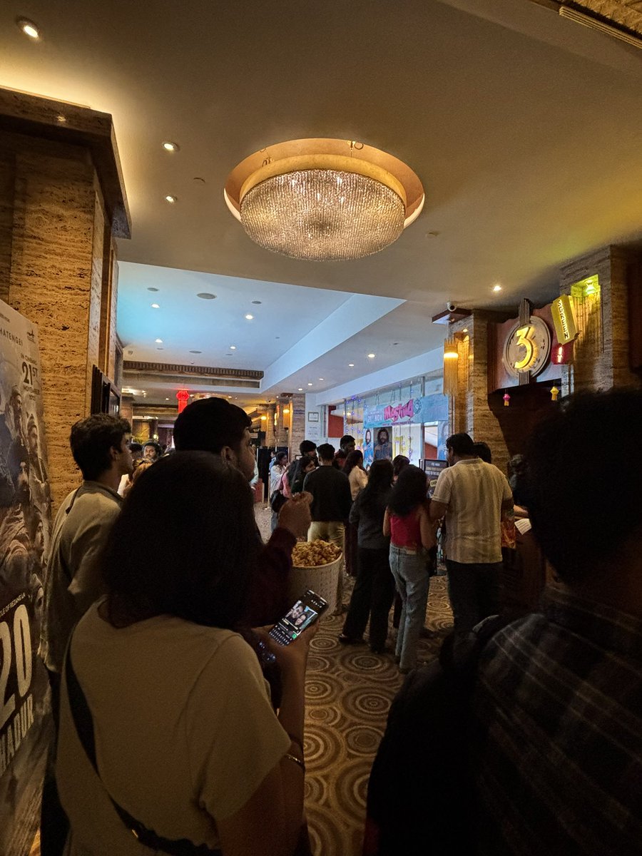 shaheenjapan's tweet photo. 11月2日、シャールク誕生日にムンバイで“#OmShantiOm”鑑賞。若い観客多く満席。シャールクやディーピカー登場や #DardEDisco で大歓声!タイトル曲で数十名が前に出て踊り出す盛り上がり。特別な日らしい熱量ある上映。珍しくエンドロールまで観客残り踊ってた🥰観賞後ファングループと記念撮影も #srk https://t.co/6tijWjnO5R