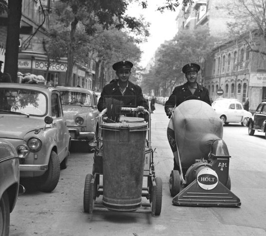 Servicio de limpieza en Madrid

Operarios con las nuevas máquinas de limpieza de calles del Ayuntamiento de #Madrid hace hoy 60 años. #EFEfototeca