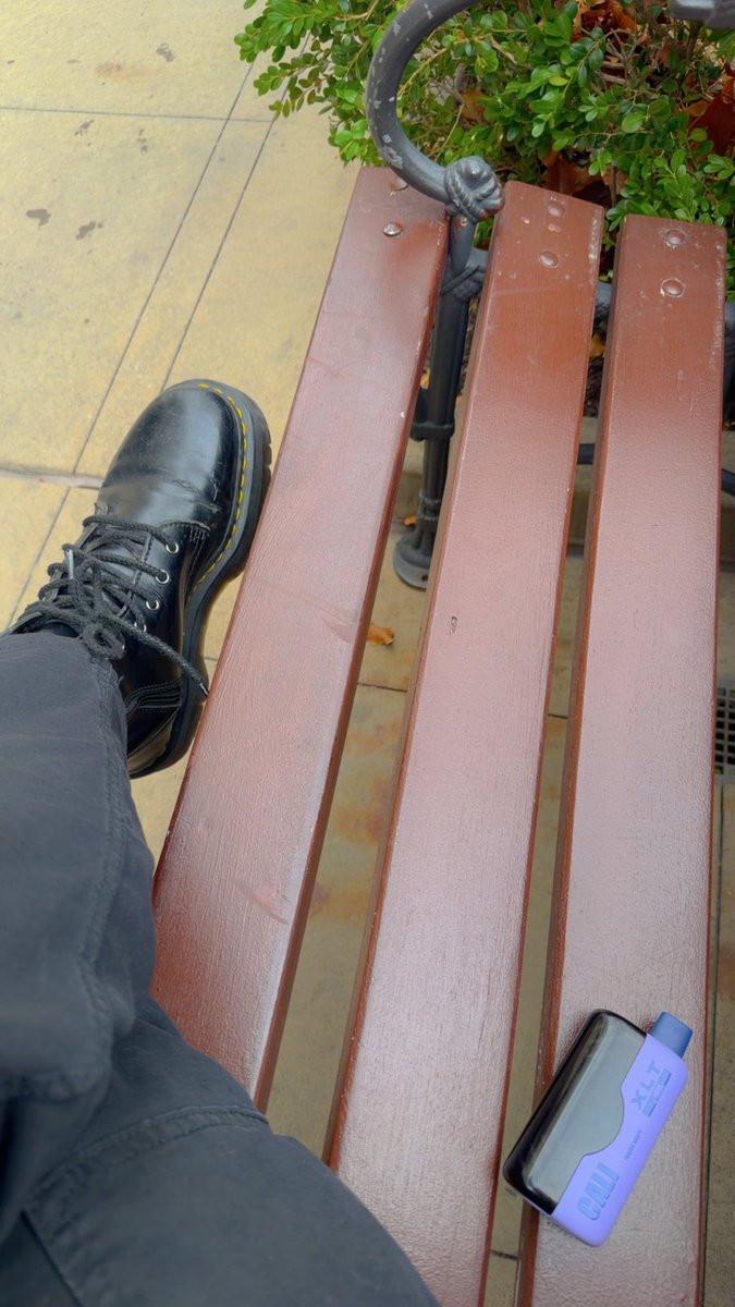 ashslayyyxo's tweet image. everyone so concerned about the bench 😭

this is said bench, we hang out everyday at work 🙂‍↔️