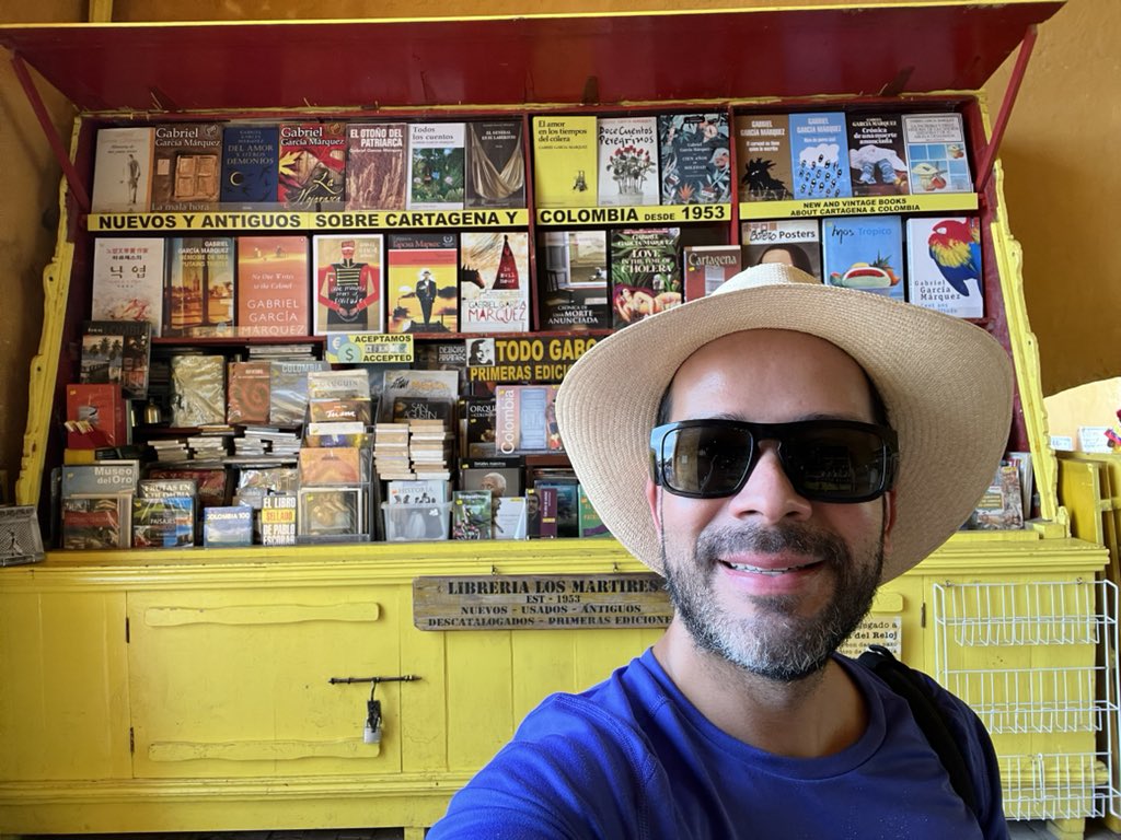 Pensaba no compartirlo, guardarlo en la memoria pero la emoción me gana a veces, encontré la primera edición de “relato de un náufrago” en Cartagena, la primera novela que leí cuando tenía 12 años, Gracias Gabo! ❤️