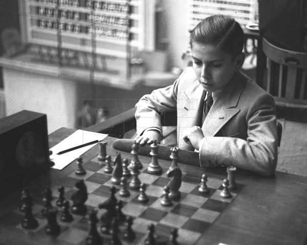 El joven ajedrecista Arturito Pomar durante una de las múltiples partidas de #ajedrez que ha disputado en Madrid hace 80 años. #EFEfototeca