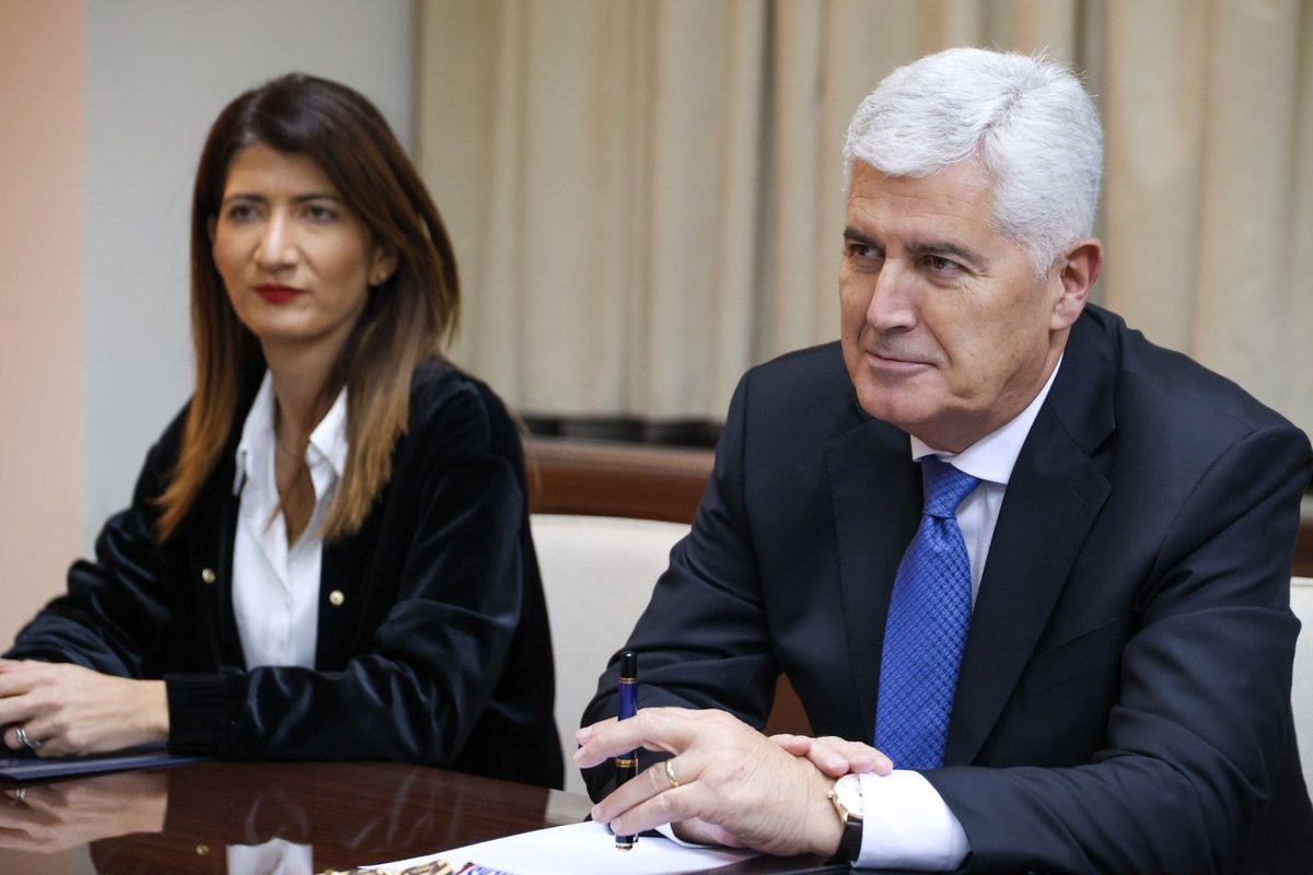 Dragan_Covic's tweet photo. Excellent exchange of opinions with @USEmbassySJJ Chargé d'Affaires Ginkel, speaking on 🇧🇦-🇺🇸relations and a number of ongoing high-priority topics for BiH. Urgent progress on the Southern Interconnection remains imperative, as does ensuring further US investments in #BiH. https://t.co/4fTEMHvAuu