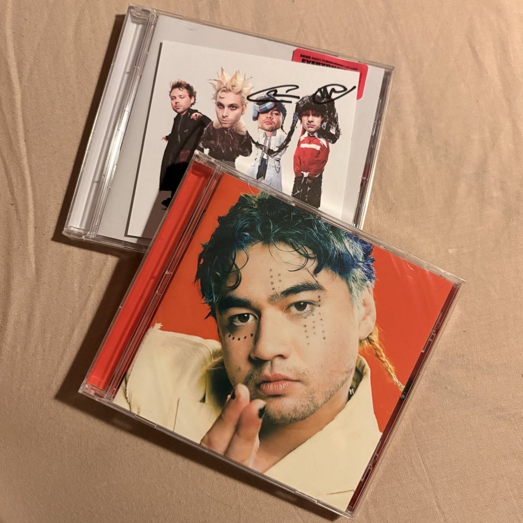 soloroses's tweet image. hey, I think you're a star @5SOS ❤️‍🔥