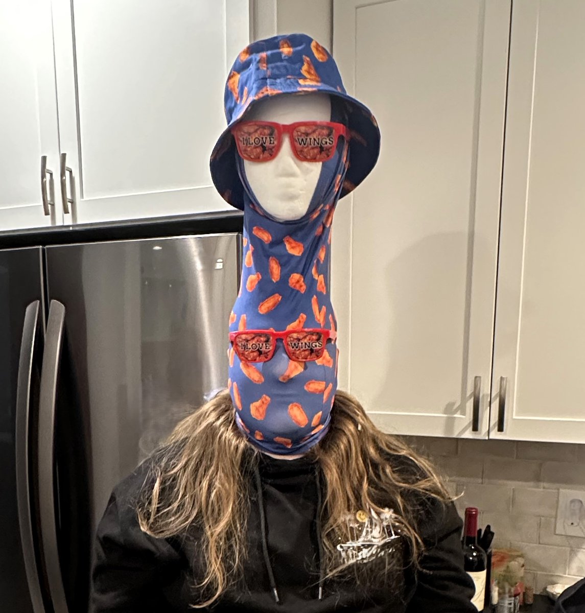 When your love for chicken wings evolves into…whatever this is. Wing bucket hat, the extremely stretched-out neck gaiter, and those “I LOVE WINGS” party shades.  I chose not to investigate what ritual was unfolding in that house. 🤣🍗