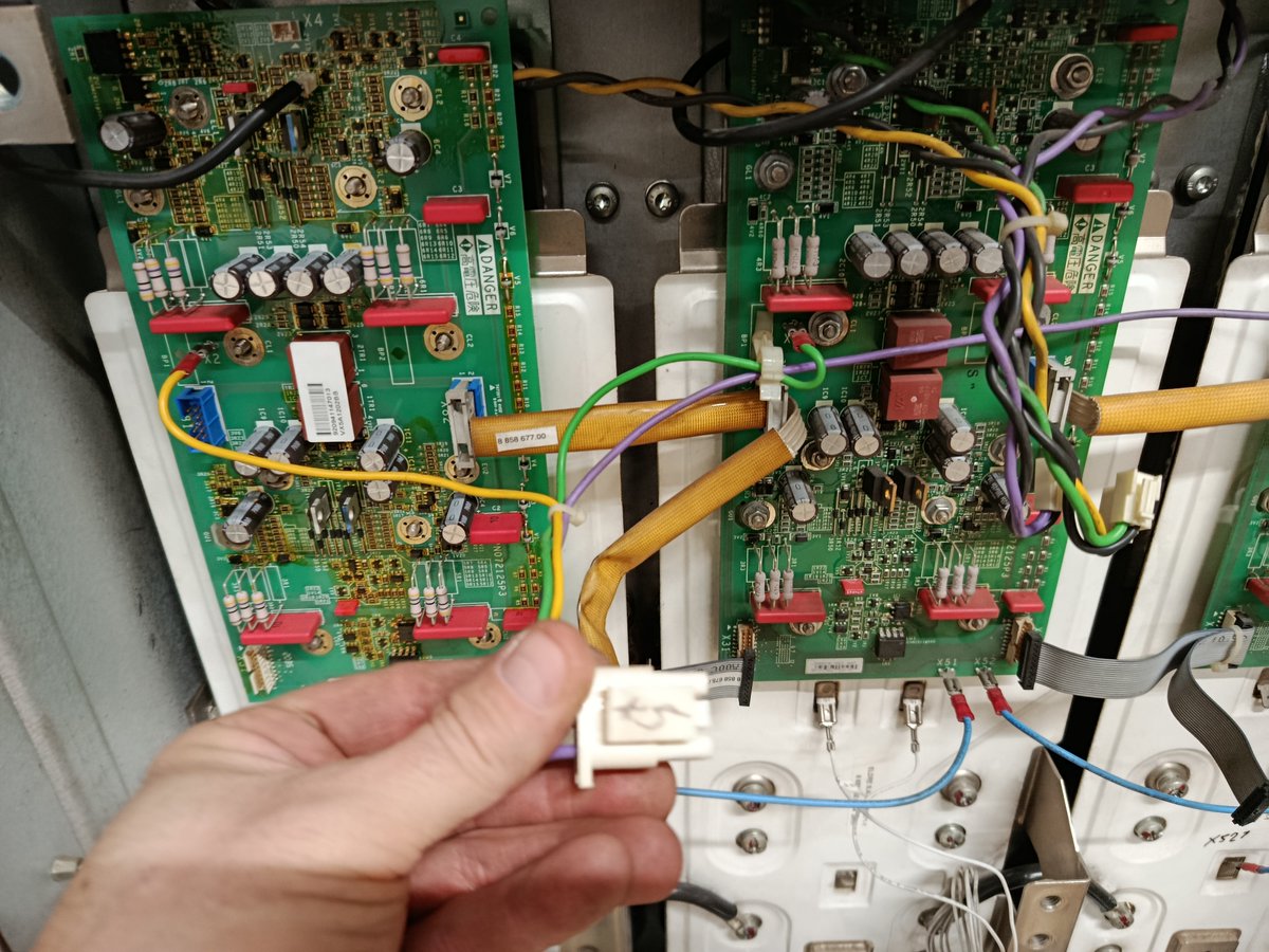 DumalinSebasti1's tweet image. 🔧 Intervention réussie pour DUMATECH !
Dépannage d’un variateur ATV71HC25N5 en défaut INF3.
 Remplacement du kit filerie, de la carte puissance et de la carte contrôle.
Résultat : équipement remis en service et installation opérationnelle ! 💪
#Dépannage #Automatisme #Schneider