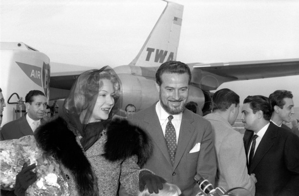 #TalDíaComoHoy de 1960, la actriz estadounidense Virginia Mayo era recibida con un gran ramo de flores por su compañero de reparto Conrado San Martín antes de incorporarse al rodaje de “Los Mercenarios”. #EFEfototeca