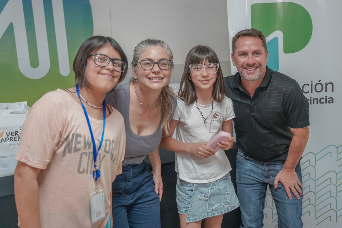 Entregamos 315 anteojos a chicos y chicas de escuelas primarias, en el marco del programa Ver para Aprender de la <a href="/fundacionbapro/">Fundación Banco Provincia</a>. Detrás de estos números hay historias y miradas que ahora podrán descubrir nuevas formas de aprender y disfrutar. ¡Gracias, <a href="/MicaFerrarom/">Micaela Ferraro</a>!