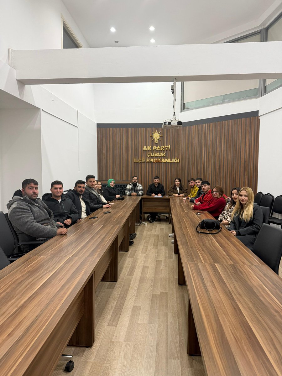 AkGenclikcubuk's tweet photo. Haftalık olağan yönetim kurulu toplantımıza İlçe Gençlik Kolları Başkanımız Sayın Uhud Bağcı,
Yürütme ve Yönetim Kurulu üyelerimizin katılımıyla gerçekleştirilmiştir. https://t.co/N5DB8wirsh