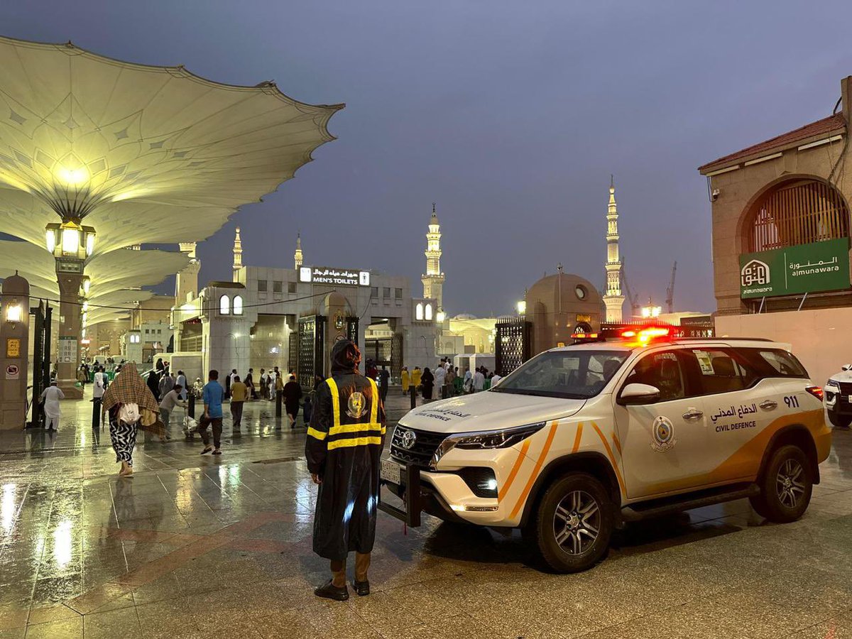 #الدفاع_المدني يتابع الحالة المطرية التي تشهدها بعض مناطق المملكة، ويدعو إلى الابتعاد عن الأودية وتجمعات المياه.