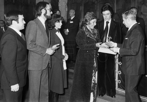 La realizadora de #TVE Josefina Molina recibe uno de los Premios Ondas, en la ceremonia celebrada en el Salón de Ciento del Ayuntamiento de Barcelona, hace hoy 50 años. #EFEfototeca