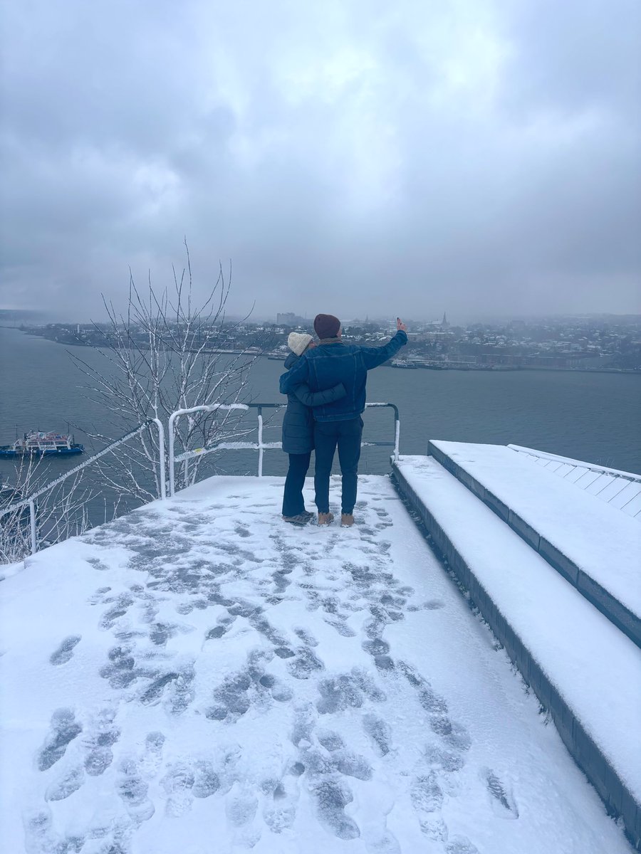 初雪⛄️が降りました❅◌̥

雪よりも目の前の2人が絵になりすぎて、ドラマすぎて🫶ぱしゃりΣp📷ω･´)💞

この写真、プレゼント🎁したらよかったな〰️🙏😂何のためのairdropだよ！