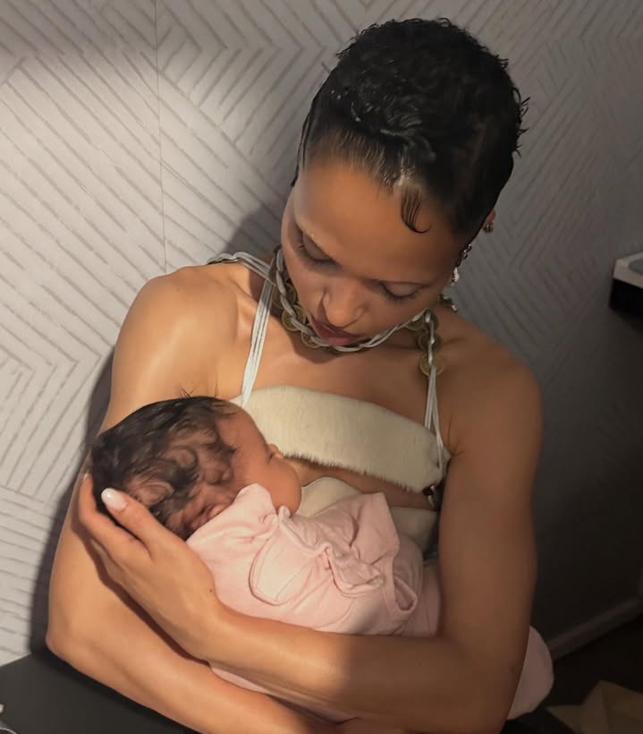 InfoFKATwigs's tweet image. QUE FOFURA! Novas imagens de twigs com o bebê da Eartheater, postado no instagram da artista ♡