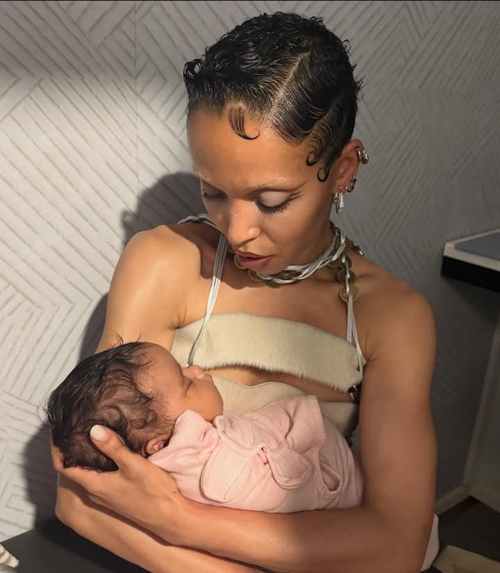 InfoFKATwigs's tweet image. QUE FOFURA! Novas imagens de twigs com o bebê da Eartheater, postado no instagram da artista ♡