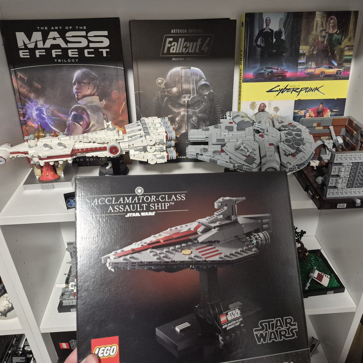 tyma_fr's tweet photo. Petit craquage du jour avec l'achat du set Lego Star Wars Acclamator-Class Assault Ship.

Il va bientôt rejoindre ses copains vaisseaux, le Tantive IV et le Faucon Millenium.

#LEGO #StarWars https://t.co/XabAJ7Ml0E
