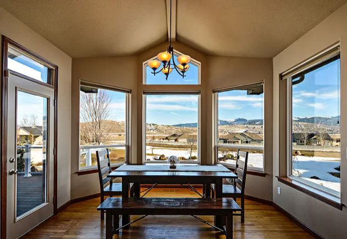 RoofingMajor's tweet image. Drafty windows = higher heating bills. 💨💰
Upgrade to energy-efficient windows now and stay warm while saving all winter long. 🏡
#WeekendPrep #EnergySmartHome #MajorConstruction