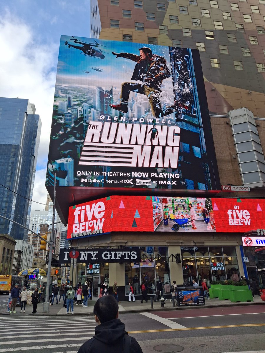Cheavor's tweet photo. At the "The Running Man" Movie Premiere at AMC Empire 25, Times Square | Cast: #GlenPowell #ColmanDomingo #JoshBrolin #JaymeLawson #MichaelCera #EmiliaJones #WilliamHMacy | #DolbyCinema #TheRunningMan | #TimesSquare #AMCempire #atAMC https://t.co/XvSaWfW6Qc