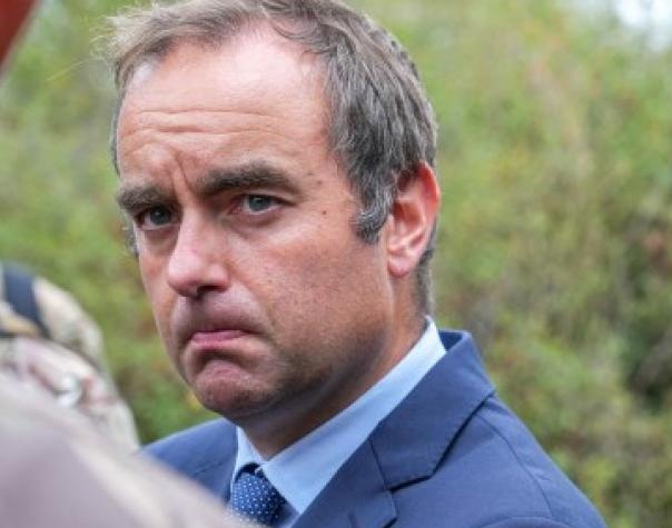 S. #Lecornu veut fusionner RSA, CAF et aides au logement dans une “aide sociale unique”.

Soyons clairs, je préfère aider nos propres citoyens plutôt que d’arroser #Zelensky avec nos milliards...

Mais sérieusement ! Quand va-t-on enfin penser à ceux qui se lèvent tôt, qui