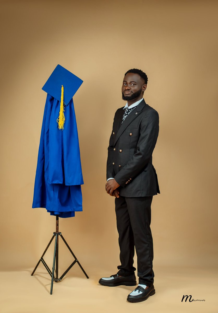 Finally graduated from FUTA! 👨🏻‍🎓🎉

10 semesters
90 courses 
62A’s
24B’s
4C’s

✅ First Class Honours (4.62/5.0 CGPA)

B.Tech in computer information systems 

Federal University Technology, Akure 🫶

Wish me well guys 🥰