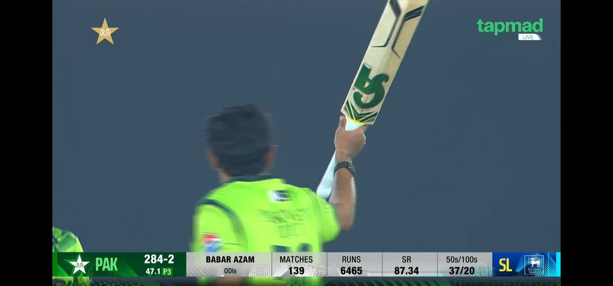 BoundaryBro's tweet image. THE DROUGHT IS OVER! 🏜️

After 83 innings and over 700+ days without an international century (since his 151 vs. Nepal), Babar Azam finally reaches the triple-figure mark.

#PAKvSL #BabarAzam #PCB