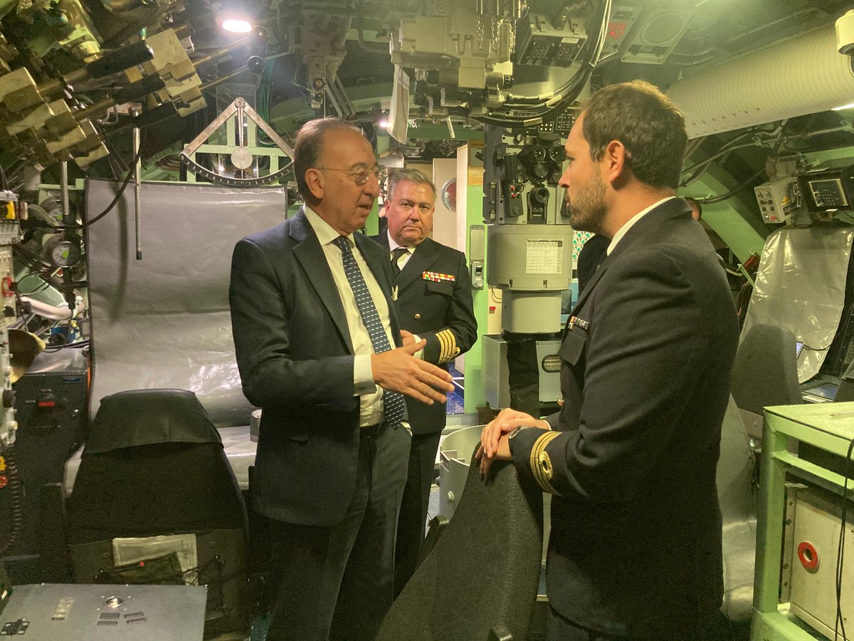 Defensagob's tweet image. El &apos;Isaac Peral&apos; S-81 ha atracado en Souda, Creta, donde ha recibido la visita del embajador de España en Atenas, Jorge Domecq Fernández de Bobadilla.

El buque de la @Armada_esp refuerza el compromiso de España con la defensa y seguridad marítimas #SeaGuardian #OTAN #MOPS
