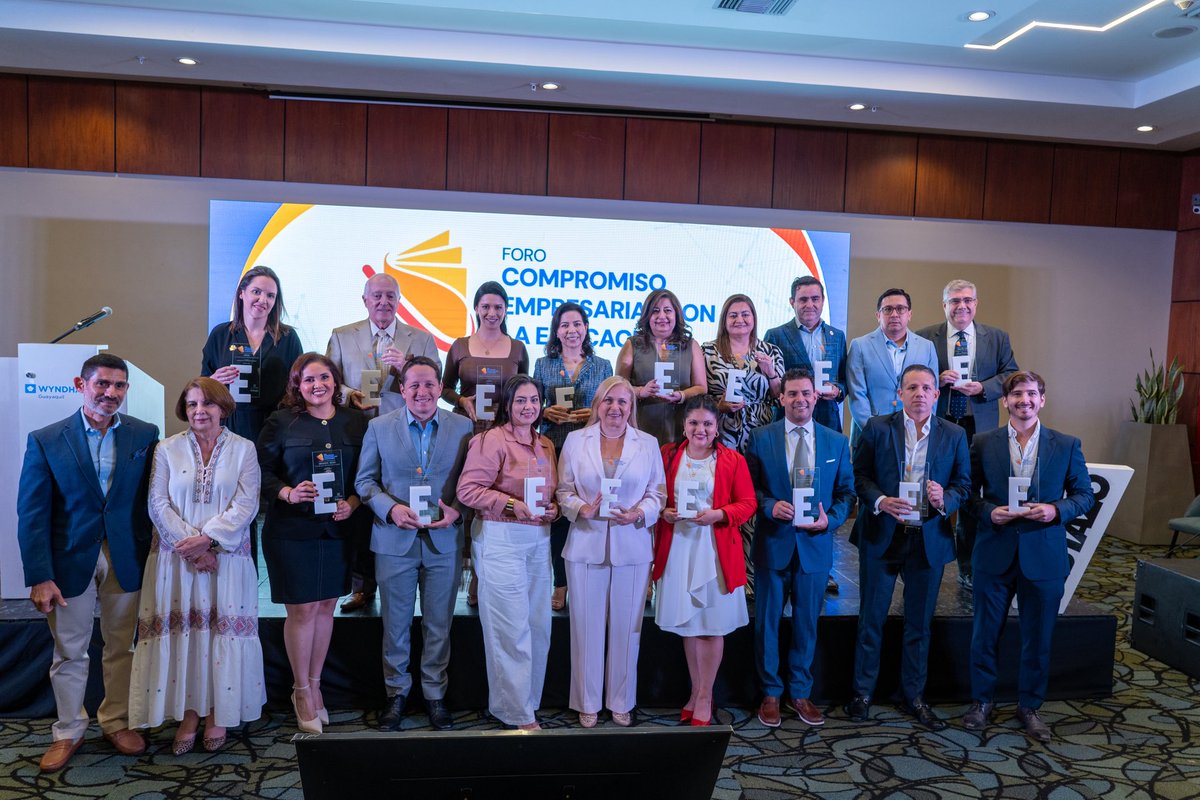 En representación de Nobis Holding de Inversiones, nuestro Vicepresidente Ejecutivo-CEO, José Antonio Ponce, recibió un reconocimiento por el aporte de la empresa al desarrollo educativo del Ecuador.📚
 
La <a href="/FundacionFidal/">Fundación FIDAL</a> y Revista Enfoque de <a href="/revistavistazo/">Revista Vistazo</a> entregaron esta