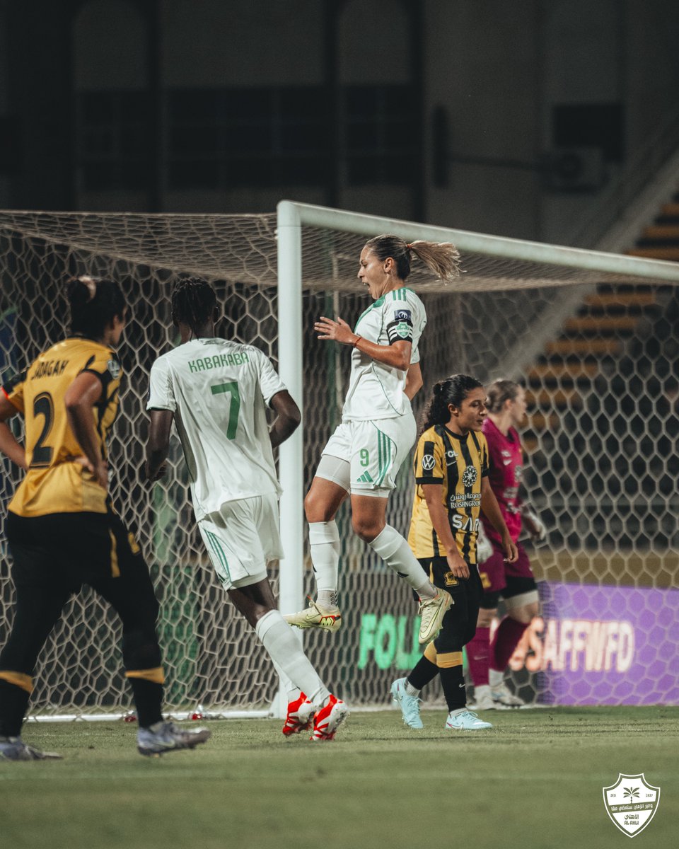 ALAHLISC_LADIES's tweet image. احتفال إبتسام بالهدف 🎯 💪
#الأهلي_الاتحاد  
#الدوري_السعودي_الممتاز_للسيدات