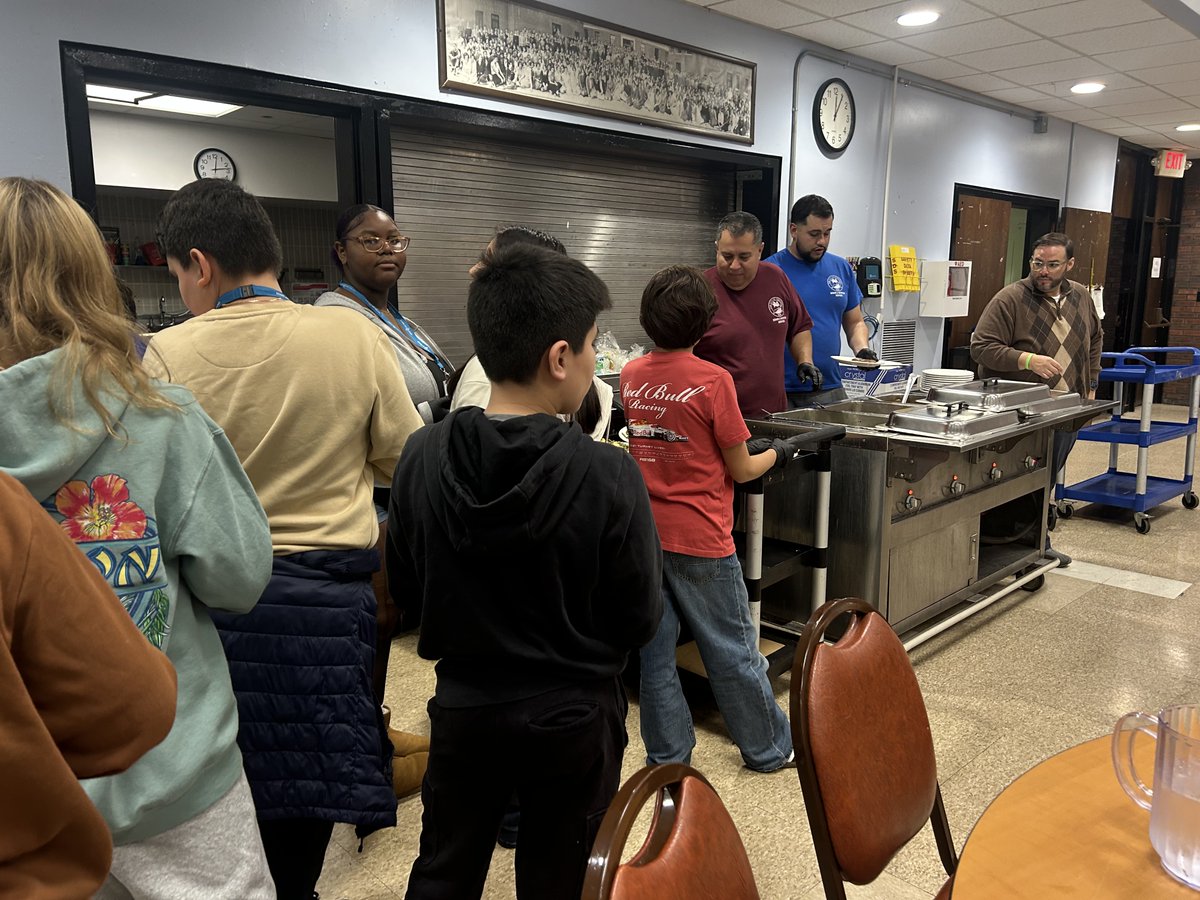 PeekskillCSD's tweet image. We’re excited to highlight some of the great things our Peekskill Middle School students have been doing outside of the classroom! Tasks include preparing Midnight Run donations, delivering cards to veterans and serving our #Peekskill seniors meals!