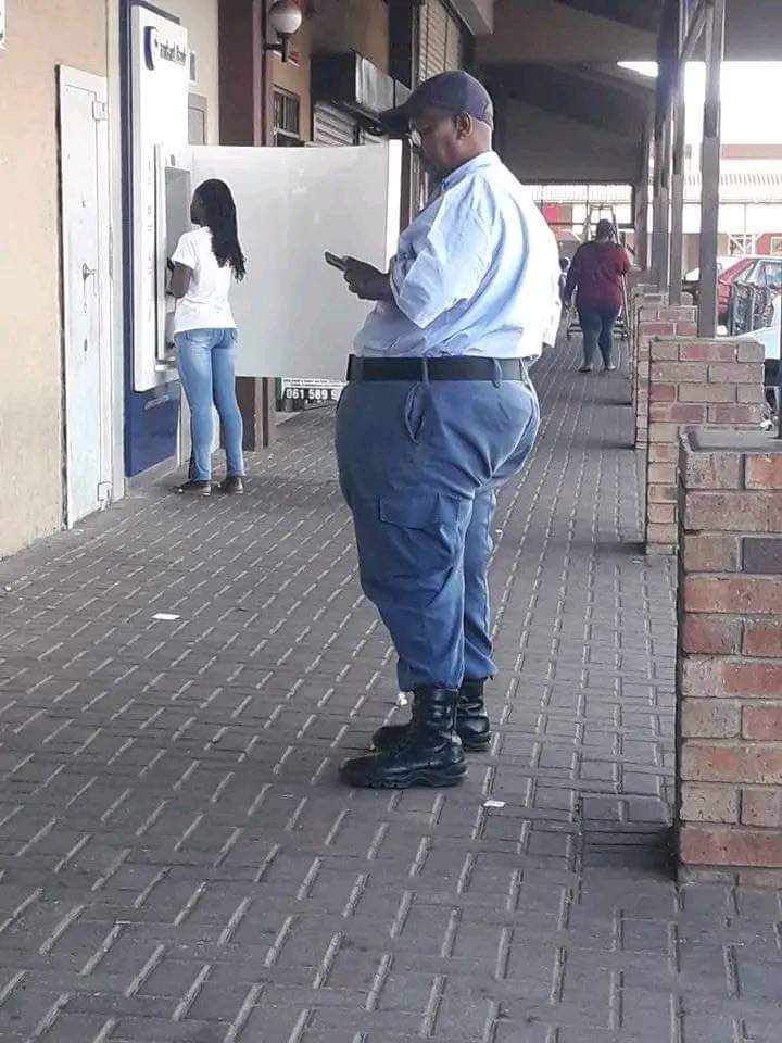 ChrisExcel102's tweet image. Next to time show them this photo &amp;amp; ask them how did this man pass it ..😭