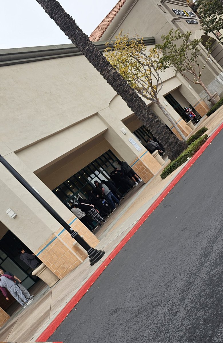 Biokitty123's tweet photo. Rancho Barnes&amp;Noble at opening.
@redlands_ie_tcg @TCG_IE_RESTOCKS https://t.co/ZxYZqQa2X6