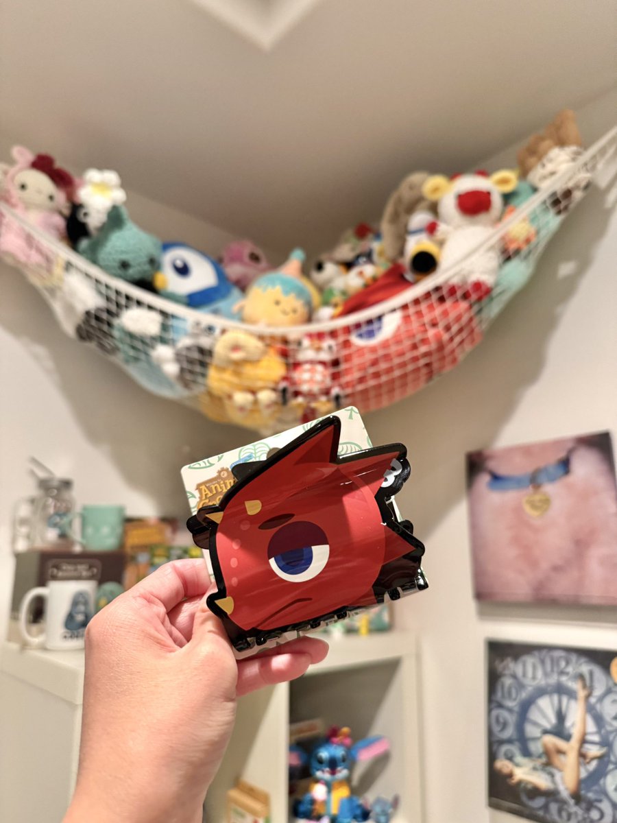 found this flick claw clip at hot topic yesterday and snatched it up SO fast! ❤️