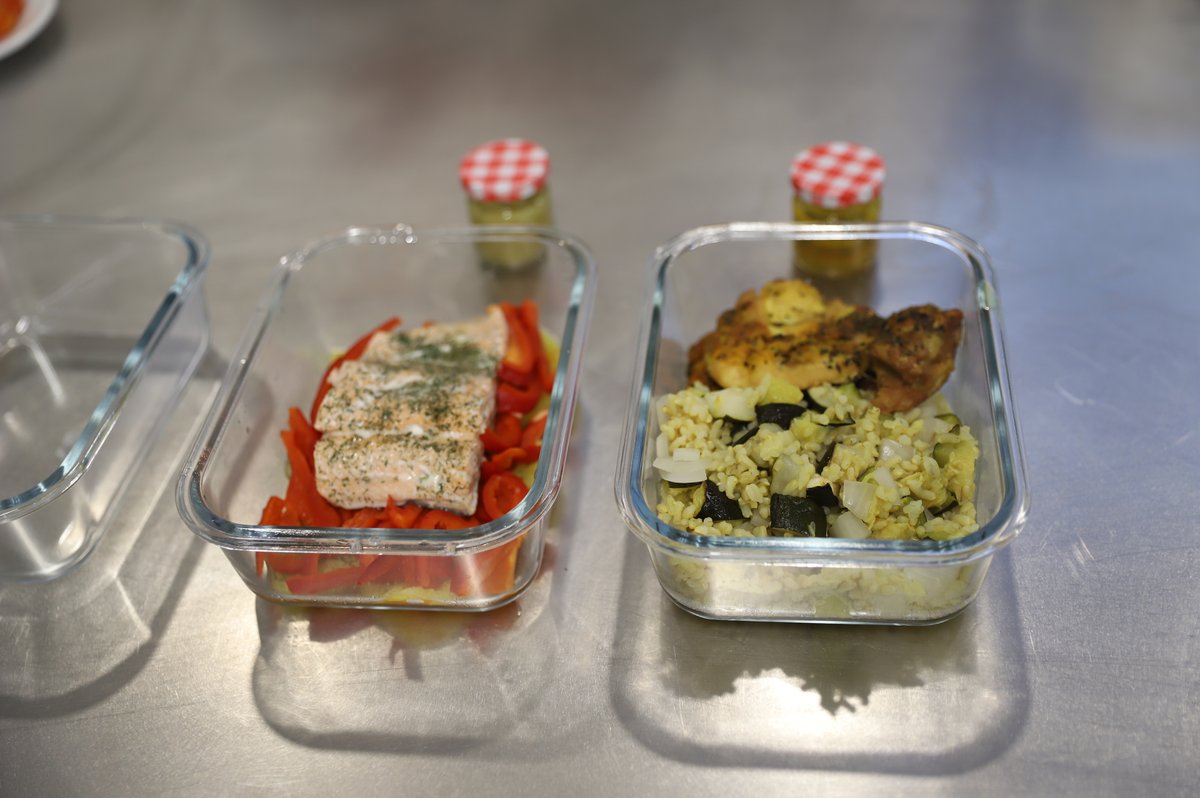 📺El taller s'ha pogut seguir en directe des de la sala d'actes de l'Hospital

🐟🍆El assistents han après combinacions com amanida de cigrons amb bacallà esqueixat o pasta de llegums amb salsa d’albergínia i gall d’indi per preparar la carmanyola