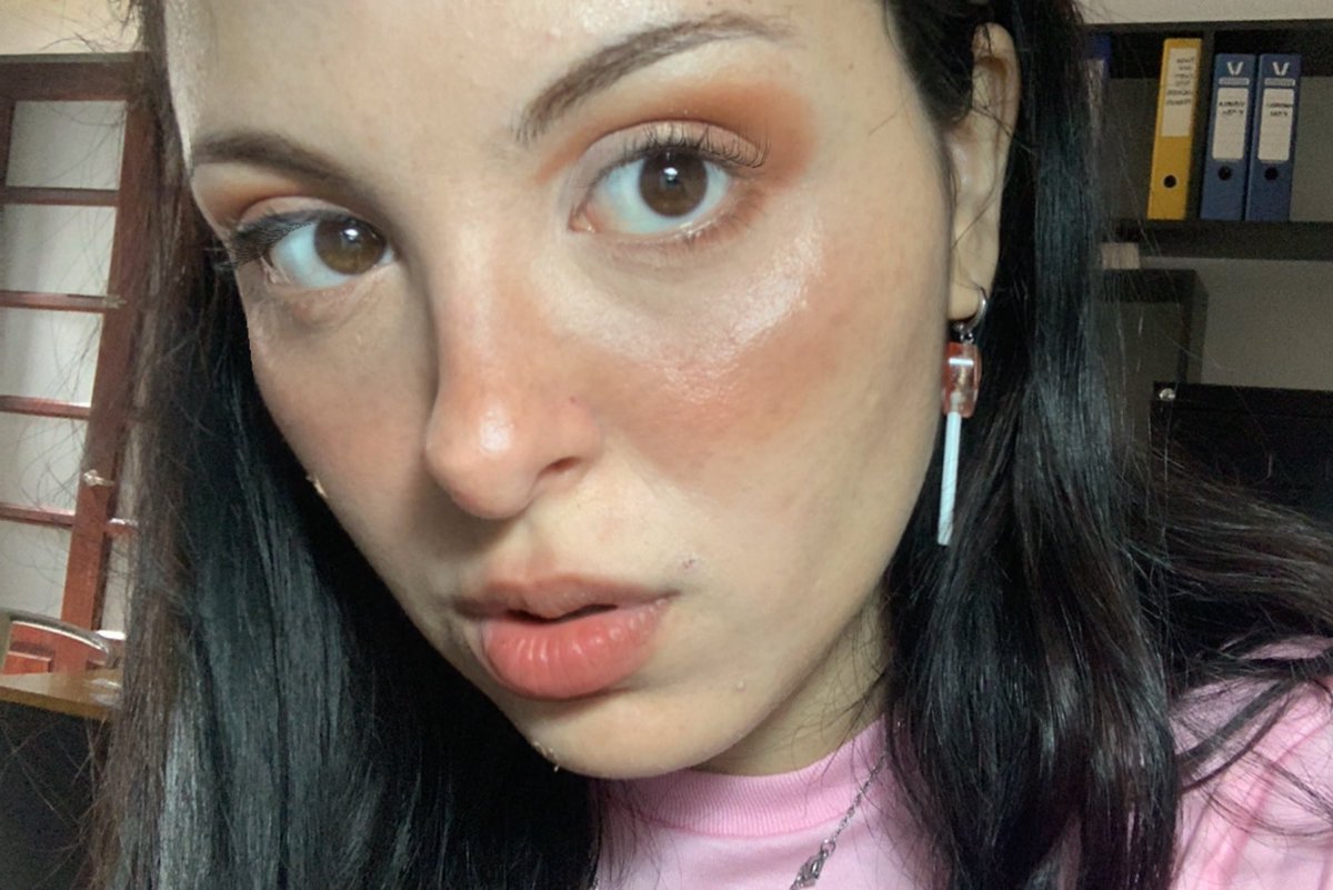 no entiendo si sali extremadamente asdra en estas fotos o si sali bien y en ambos casos creo q vine demasiado maquillada al labubu q dicen chat