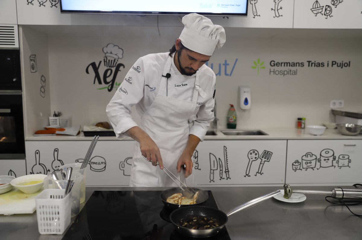 🥗Celebrem el #DiaMundialDiabetis amb un taller de cuina amb idees de plats saludables fàcils d'emportar a la feina 

👨‍🍳Impulsat pel servei d'Endocrinologia i Nutrició, ha comptat amb les explicacions i demostració, pas a pas, del xef de la cuina terapèutica, Luca Trubia