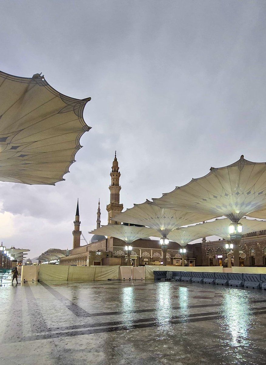 SaudiNewsFR's tweet image. 🌧️ Des pluies diluviennes s'abattent dans différents endroits d'Al #Madinah 🕌 cette après-midi.

📸 Yussuf Al Madani